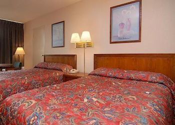 Fairview Beachfront Inn Mackinaw City Exterior photo